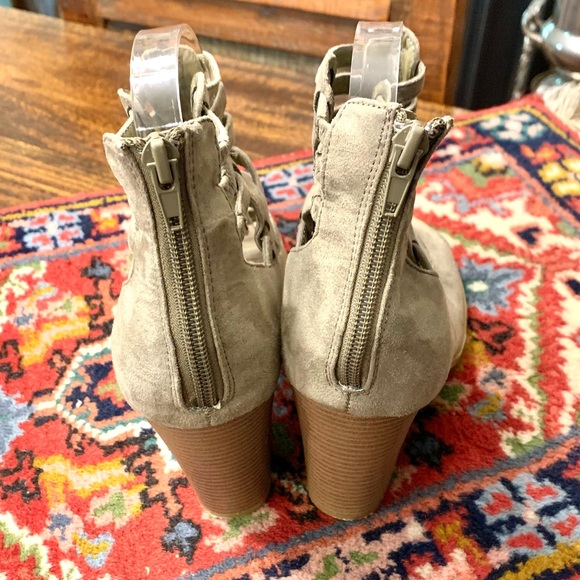 Guess - NWOT Strappy Leather Sandal - Size 10 - Picture 2 of 4